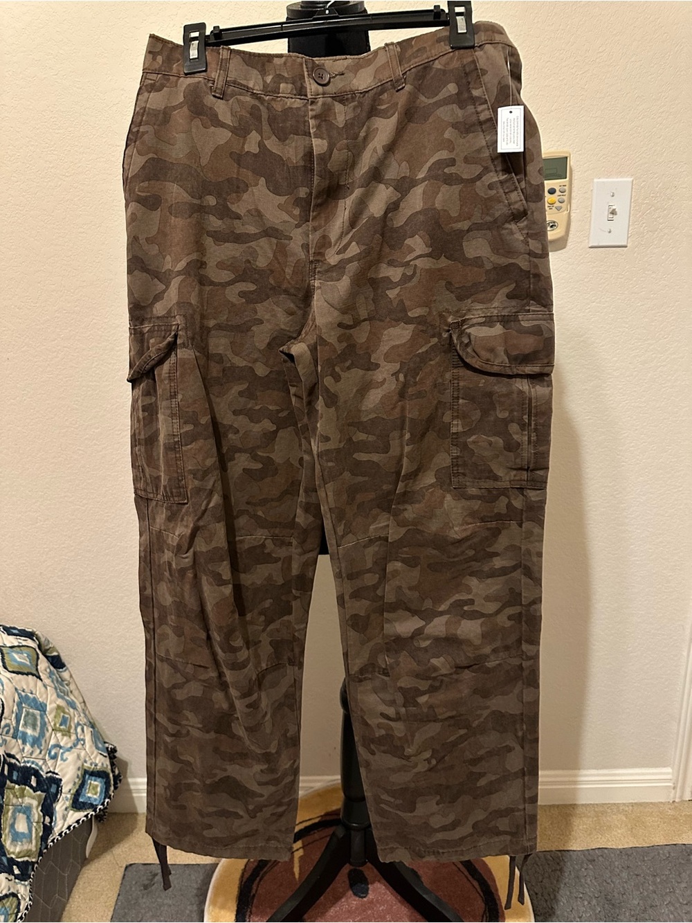 No Boundaries Men’s Brown Camouflage Cargo Pants. Size M (33-34). NWT.